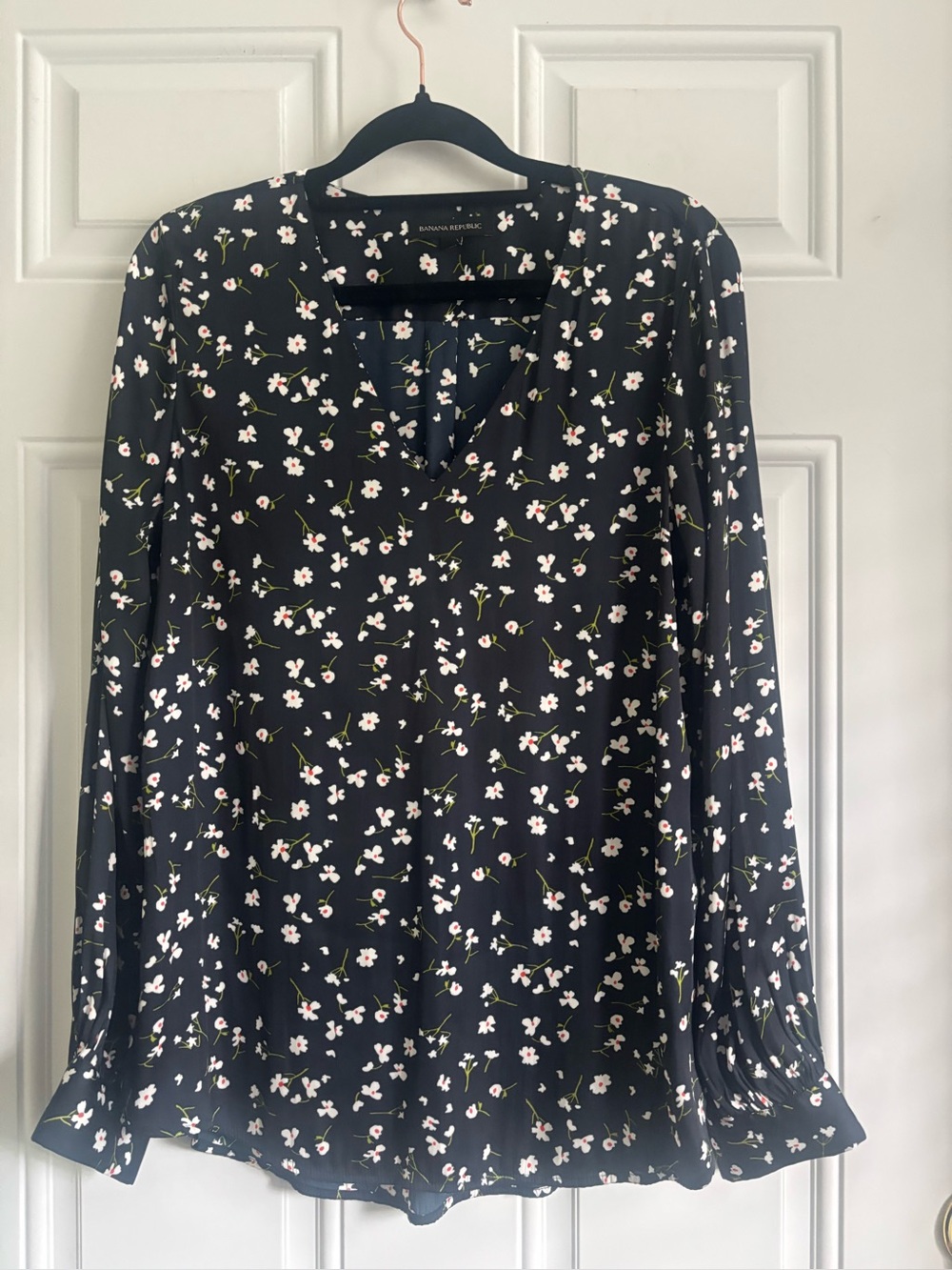 Banana Republic High-Low Ditsy Preppy Floral V-Neck L/S Blouse, Size Small